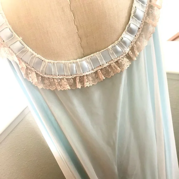 OOAK RARE VINTAGE LIKE NEW!! Blue Full Lace Robe and Gown Set - Picture 11 of 16